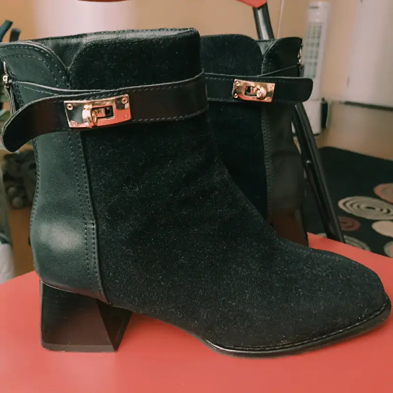 Botines negros gamuza con hebilla dorada N°38