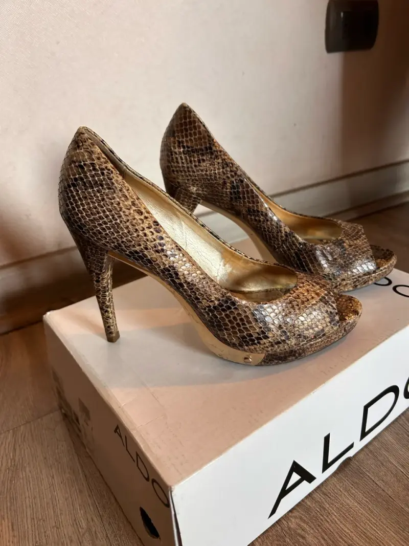 Tacones Gacel cuero snake y plataforma dorada - 1