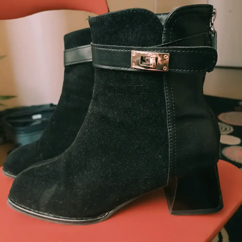 Botines negros gamuza con hebilla dorada N°38 - 2