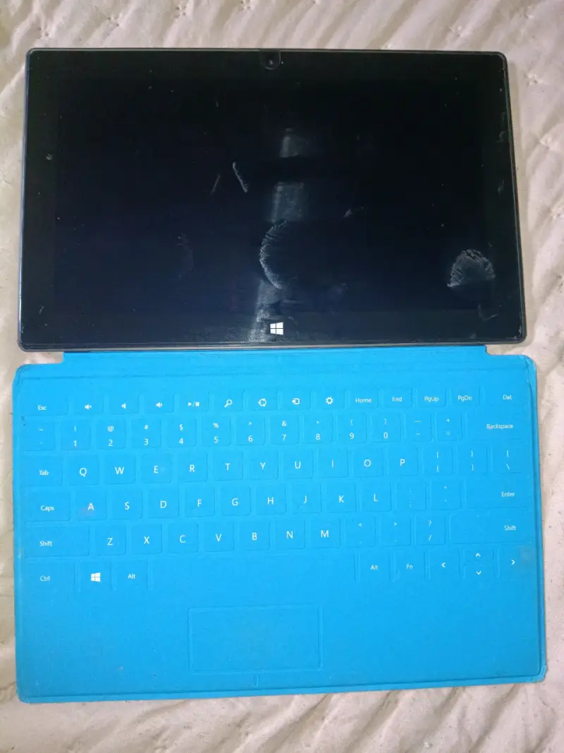 Tablet con teclado azul - 1