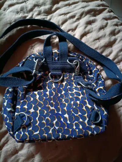 Mochila estampada azul y amarilla - miniatura 3