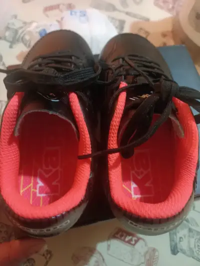 Zapatillas negras con interior rojo - miniatura 1