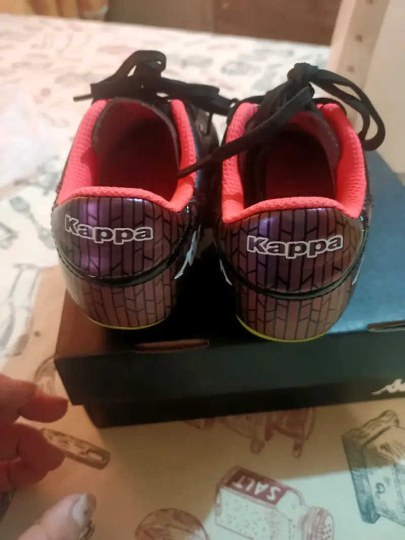 Zapatillas negras con interior rojo - 2