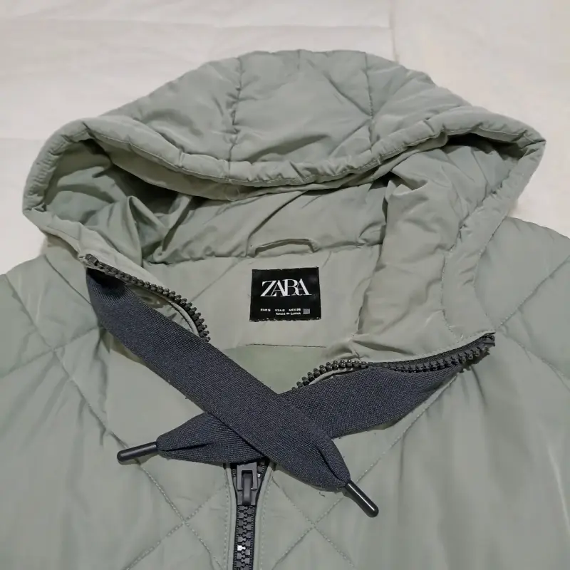 Chaqueta verde Zara con capucha, oversize