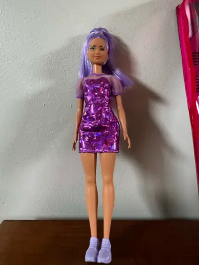 Muñeca Barbie  con vestido morado - miniatura 1
