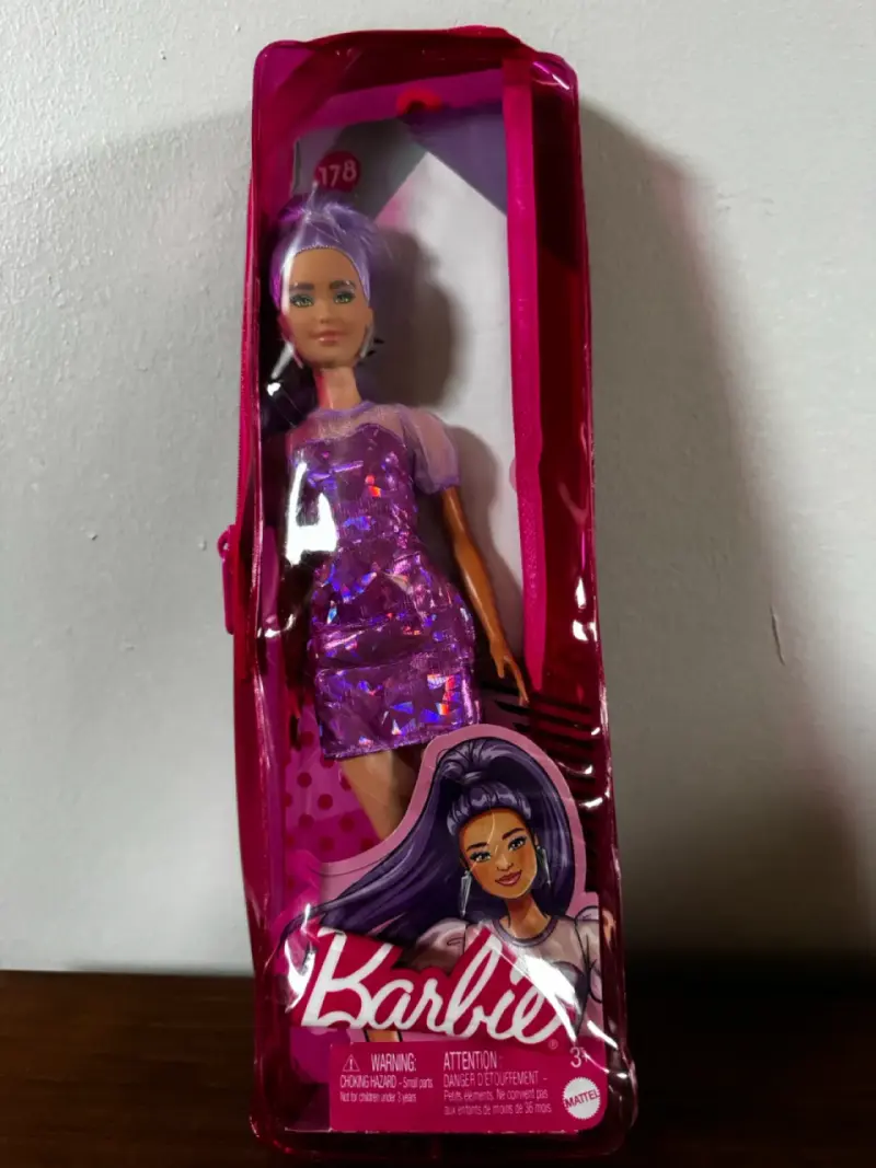 Muñeca Barbie  con vestido morado - 2