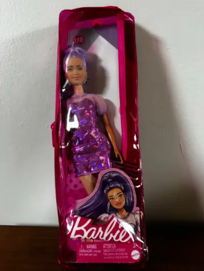 Muñeca Barbie  con vestido morado - miniatura 2