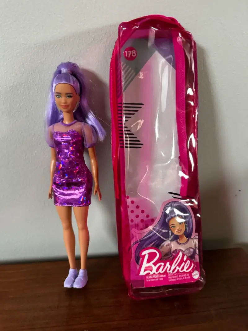 Muñeca Barbie  con vestido morado - 3