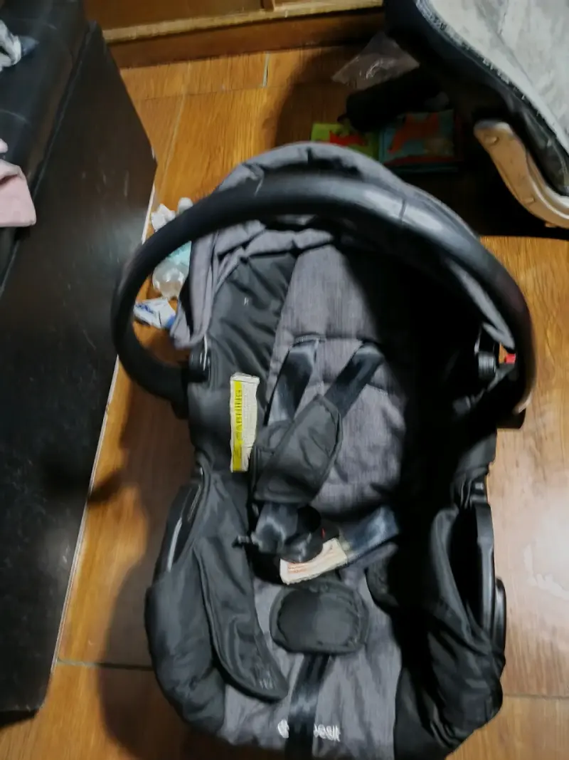 Silla de auto para bebé negra - 1