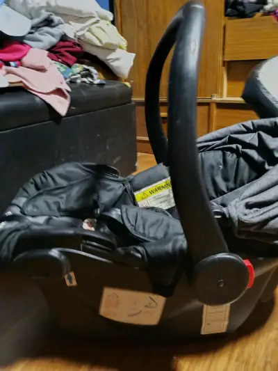 Silla de auto para bebé negra - miniatura 4