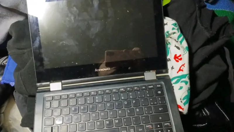Laptop Lenovo blanca usada - 4
