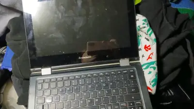 Laptop Lenovo blanca usada - miniatura 4