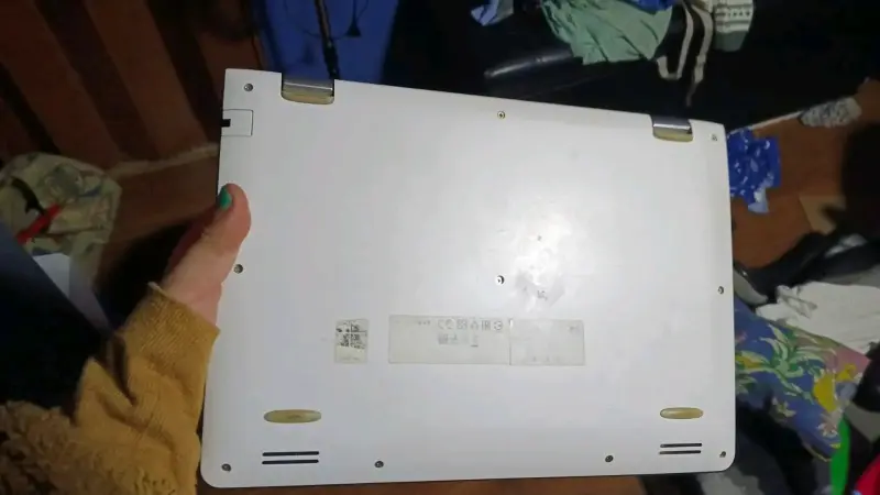Laptop Lenovo blanca usada - 5