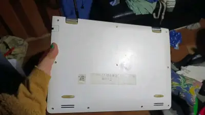 Laptop Lenovo blanca usada - miniatura 5