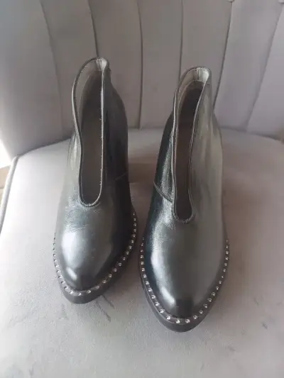 Botines negros con tachas - miniatura 1