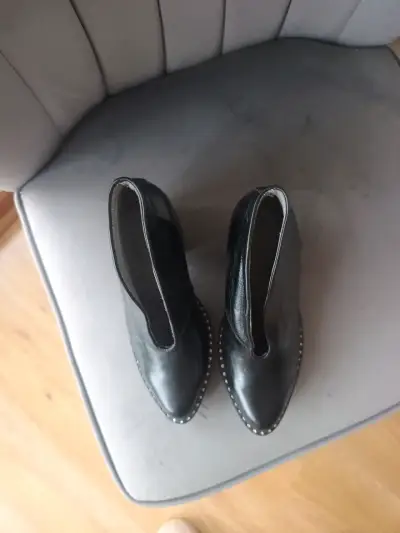 Botines negros con tachas - miniatura 2