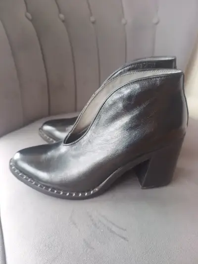 Botines negros con tachas - miniatura 3