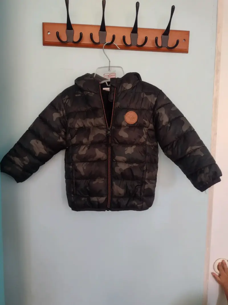 Chaqueta camuflada con capucha