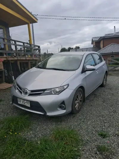 Auto Toyota Auris 2015 buen estado - miniatura 1