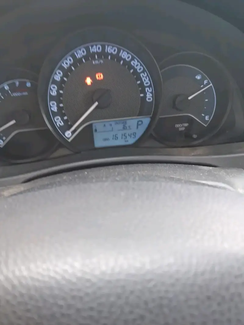 Auto Toyota Auris 2015 buen estado - 2