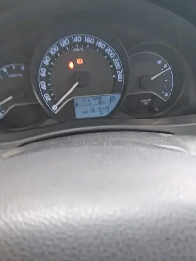 Auto Toyota Auris 2015 buen estado - miniatura 2