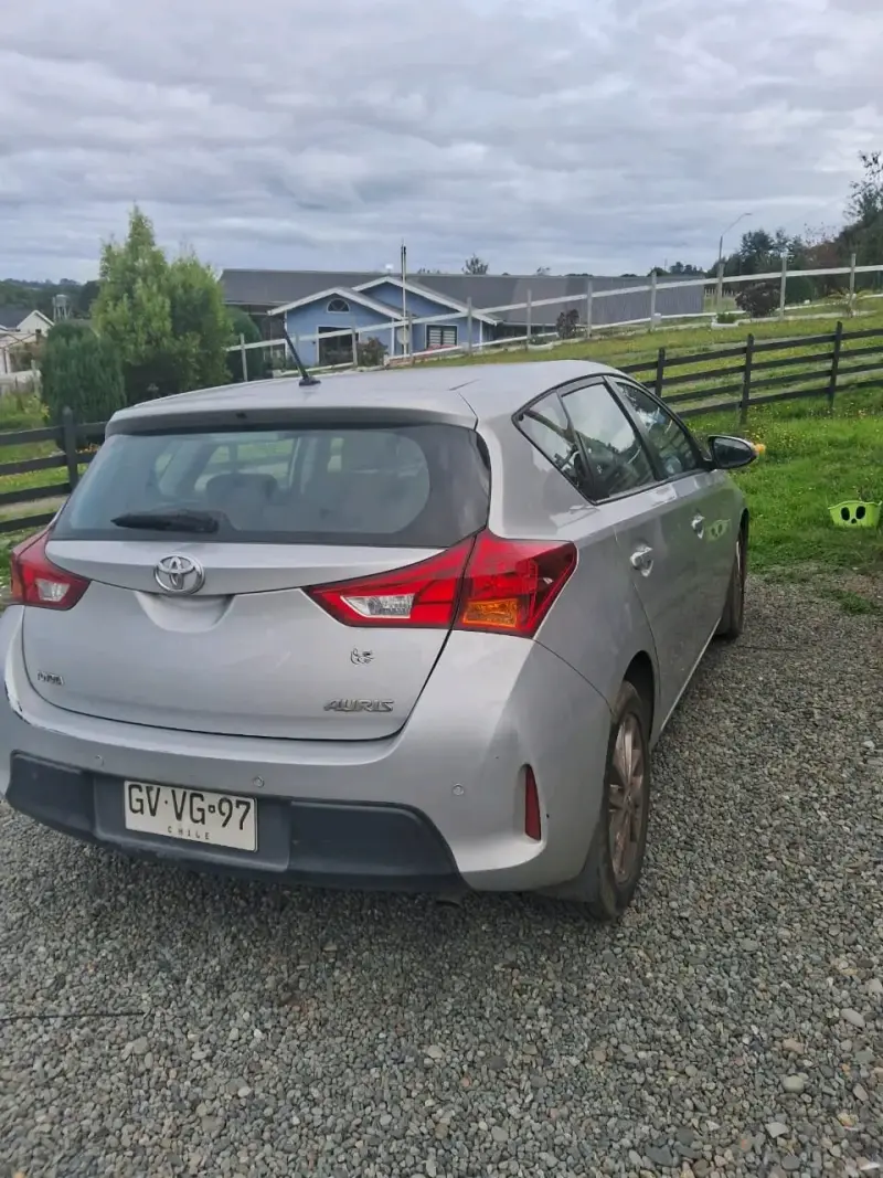 Auto Toyota Auris 2015 buen estado - 3