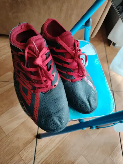 Zapatillas deportivas rojas y negras - miniatura 1