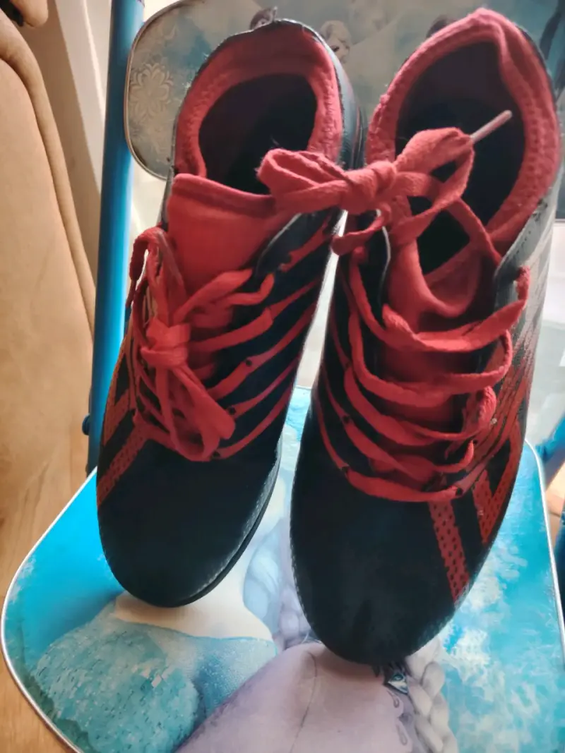 Zapatillas deportivas rojas y negras - 2