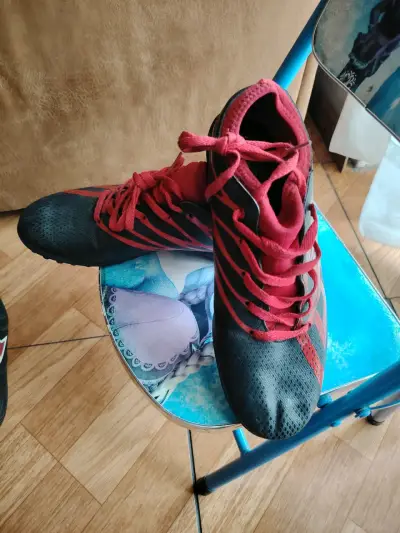 Zapatillas deportivas rojas y negras - miniatura 3