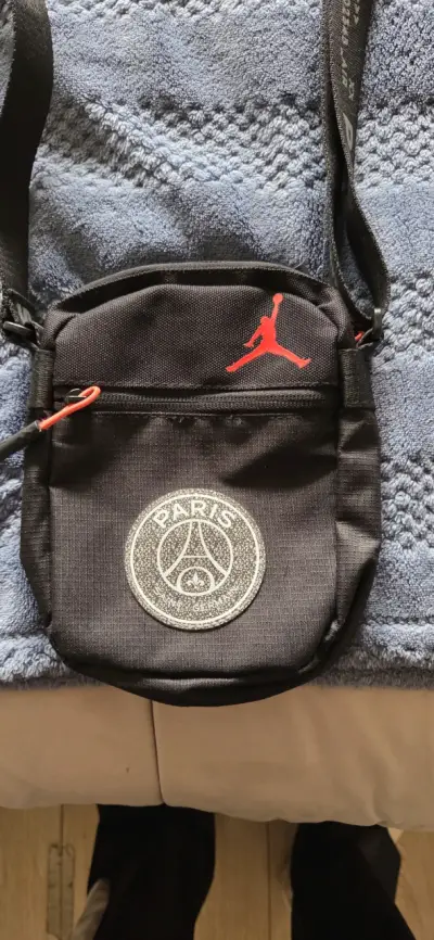 Bolso cruzado negro con logo - miniatura 1
