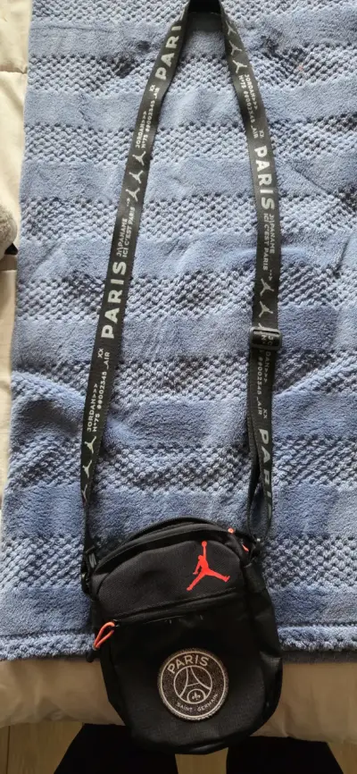 Bolso cruzado negro con logo - miniatura 3
