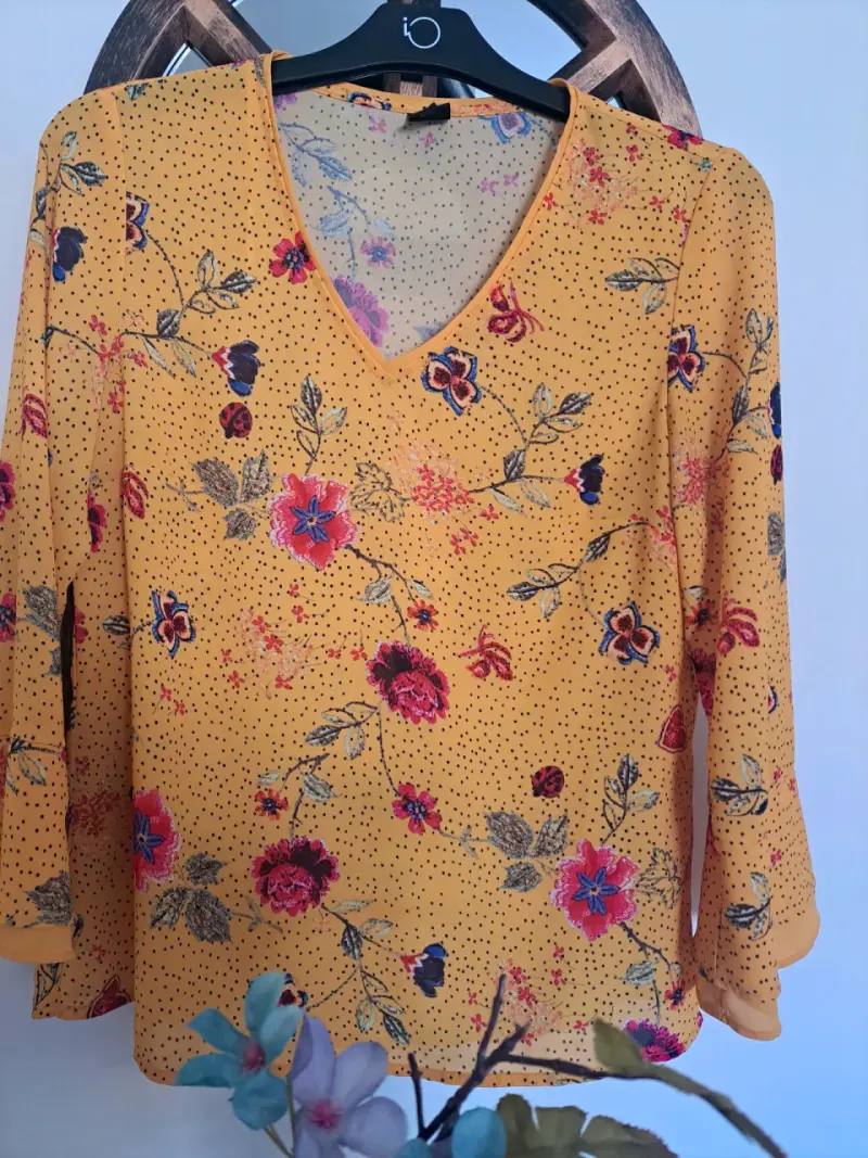 Blusa amarilla floral de mujer