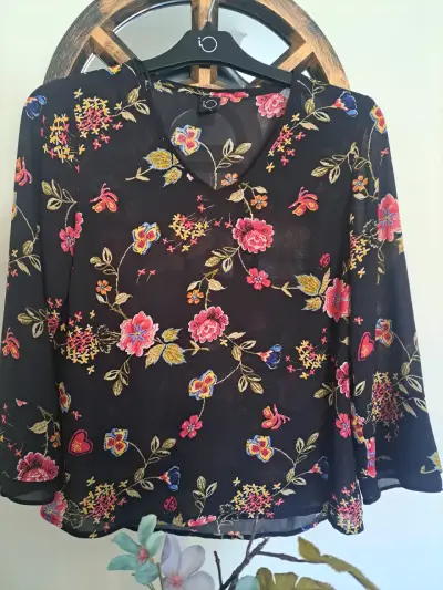 Blusa negra floral transparente - miniatura 1