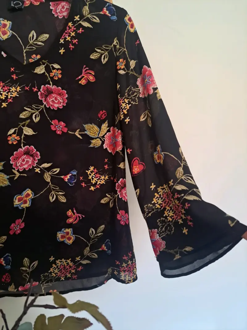 Blusa negra floral transparente - 2