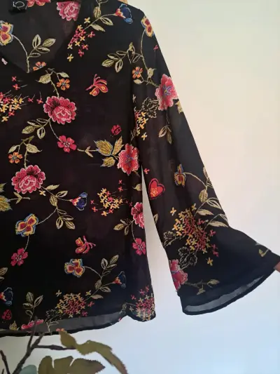 Blusa negra floral transparente - miniatura 2