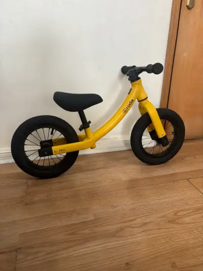 Bicicleta sin pedales amarilla aro 12 - miniatura 1