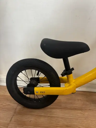 Bicicleta sin pedales amarilla aro 12 - miniatura 3