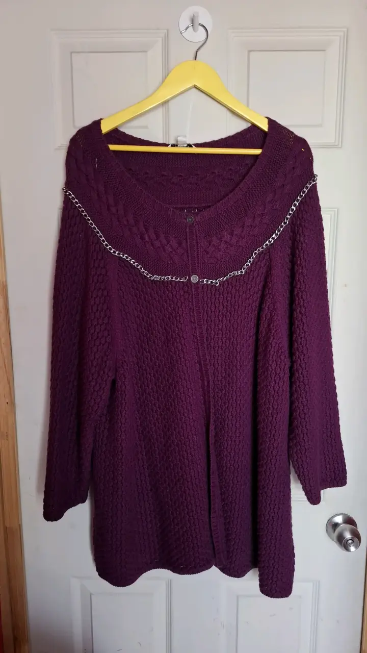 Chaleco morado con cadenas
