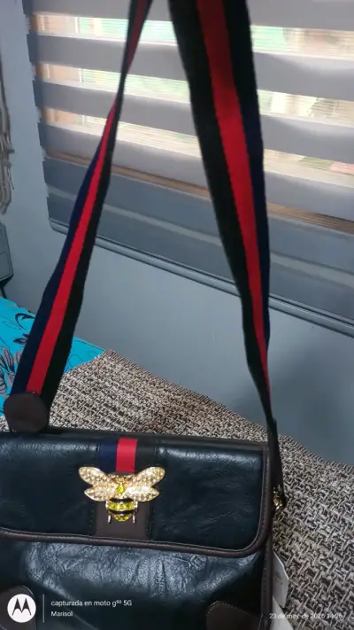 Bolso negro con adorno dorado - miniatura 1