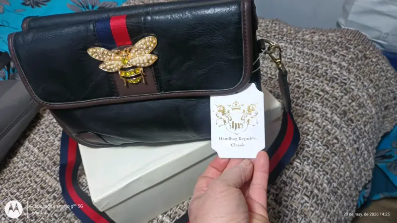 Bolso negro con adorno dorado - 2