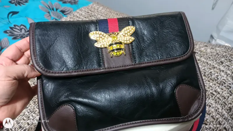 Bolso negro con adorno dorado - 3