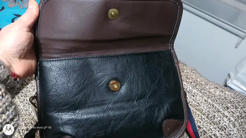 Bolso negro con adorno dorado - 4