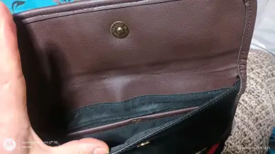Bolso negro con adorno dorado - miniatura 5