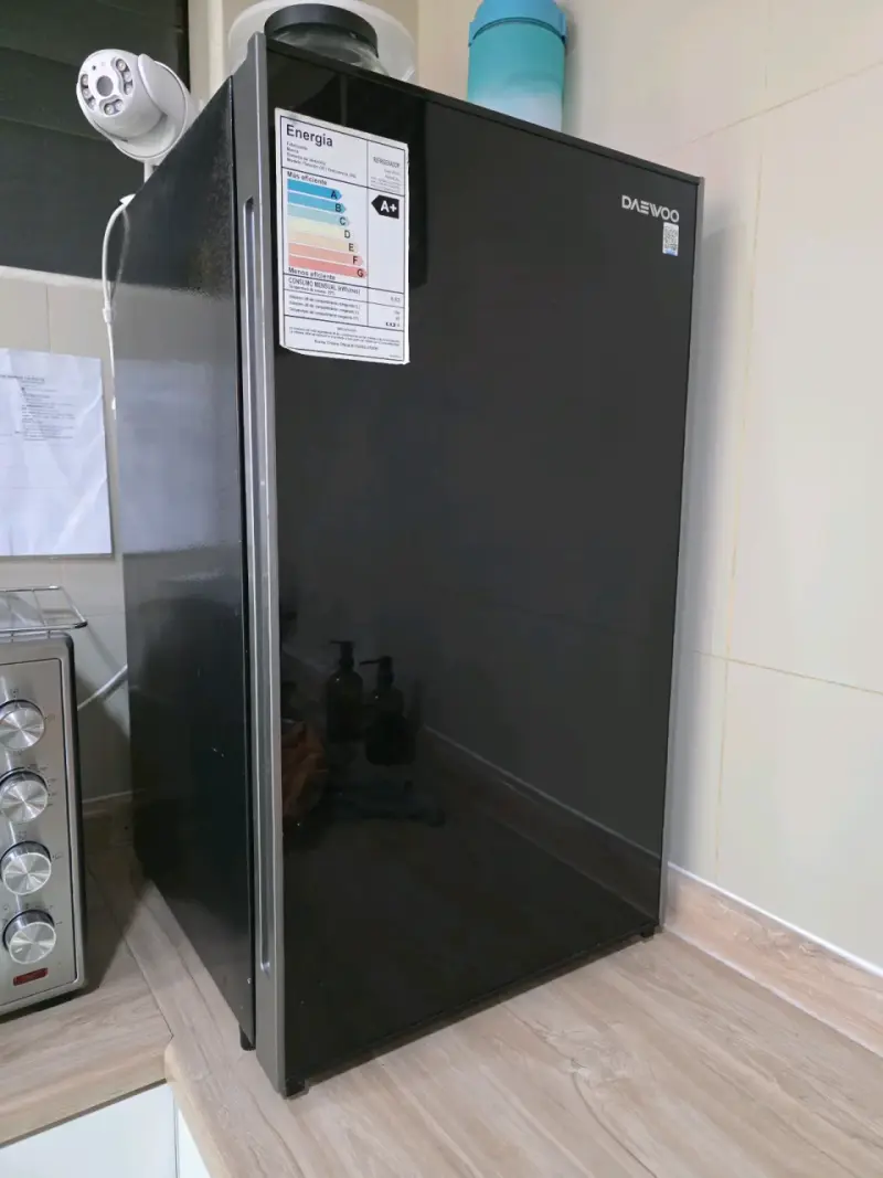 Refrigerador Daewoo negro compacto