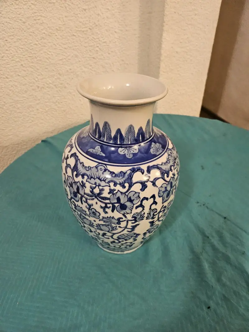 Jarrón de cerámica azul y blanco - 1
