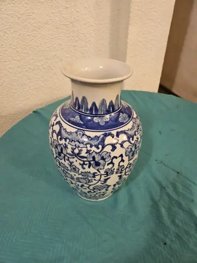 Jarrón de cerámica azul y blanco - miniatura 1