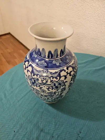 Jarrón de cerámica azul y blanco - miniatura 2