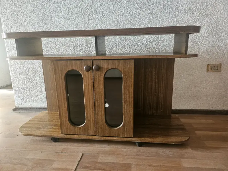 Mueble para TV con ruedas - 1