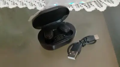 Audífonos inalámbricos negros con estuche - miniatura 1