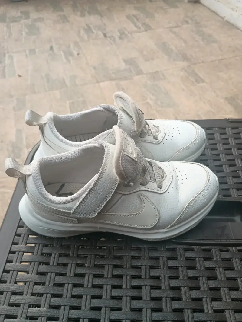 Zapatillas blancas Nike para niño - 2